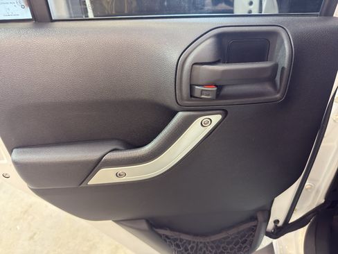 Used 2014 Jeep Wrangler Unlimited Sahara w/ Dual Top Group AWD/4WD image 26