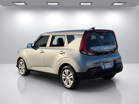Used 2022 Kia Soul LX image 3