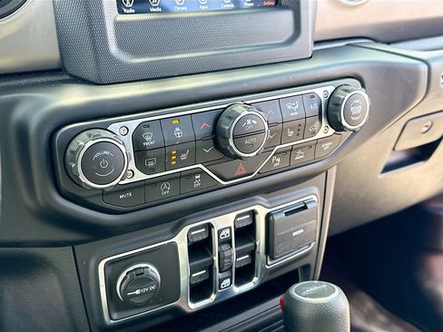 Used 2021 Jeep Gladiator Sport image 12