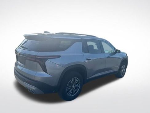 Used 2025 Chevrolet Traverse LT FWD image 5