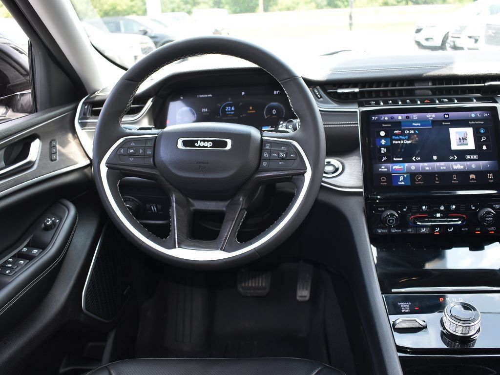 Used 2023 Jeep Grand Cherokee Limited w/ Luxury Tech Group II AWD/4WD image 17