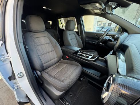 Used 2025 Chevrolet Equinox LT FWD image 32