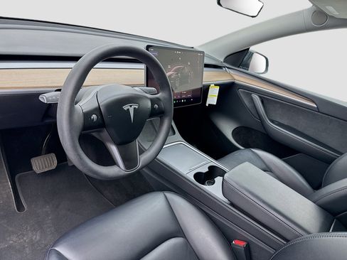 Used 2024 Tesla Model Y Long Range RWD image 7