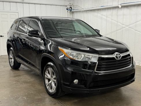 Used 2015 Toyota Highlander Plus FWD image 1