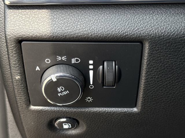 Used 2022 Jeep Grand Cherokee Limited w/ Tech Group RWD image 23