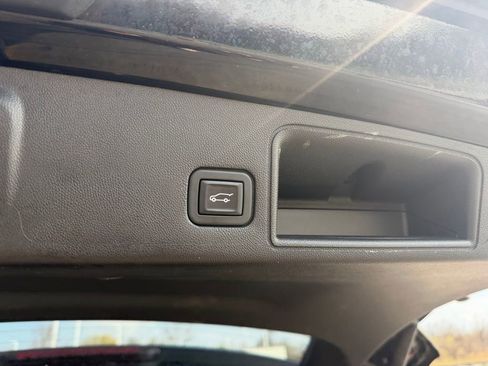 Used 2022 GMC Terrain SLE w/ Driver Convenience Package image 4