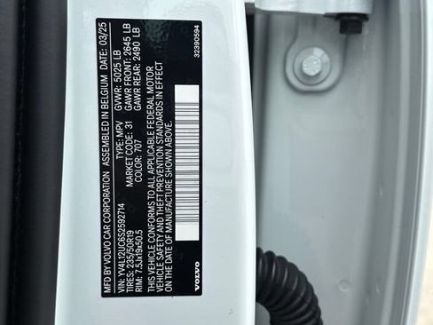 Certified 2025 Volvo XC40 B5 Plus AWD/4WD image 33