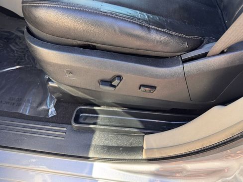 Used 2015 Chrysler Town & Country Touring FWD image 10