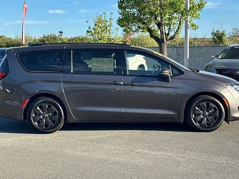 Used 2020 Chrysler Pacifica Limited w/ Advanced Safetytec Group image 3