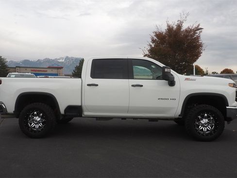 Used 2024 Chevrolet Silverado 2500 LT image 4