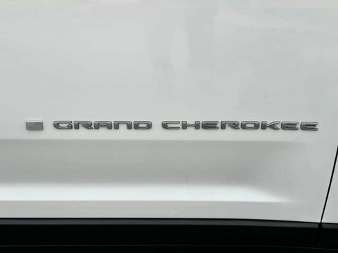 Used 2025 Jeep Grand Cherokee Laredo X w/ Luxury Tech Group I image 28