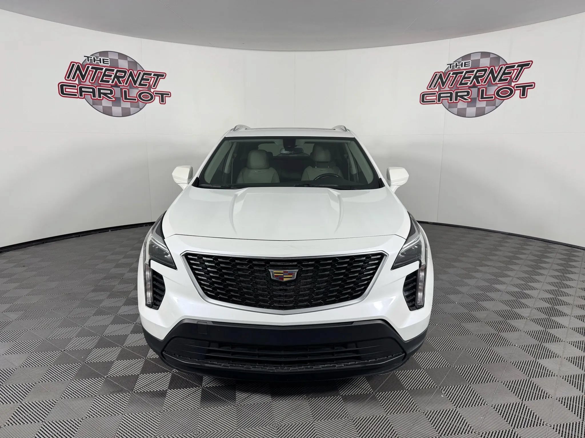 Used 2019 Cadillac XT4 Luxury w/ Cold Weather Package AWD/4WD image 2