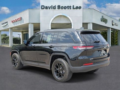 Used 2025 Jeep Grand Cherokee Altitude RWD image 10