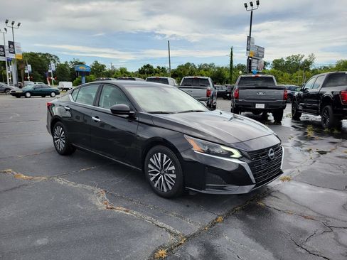 Used 2024 Nissan Altima 2.5 SV FWD image 8