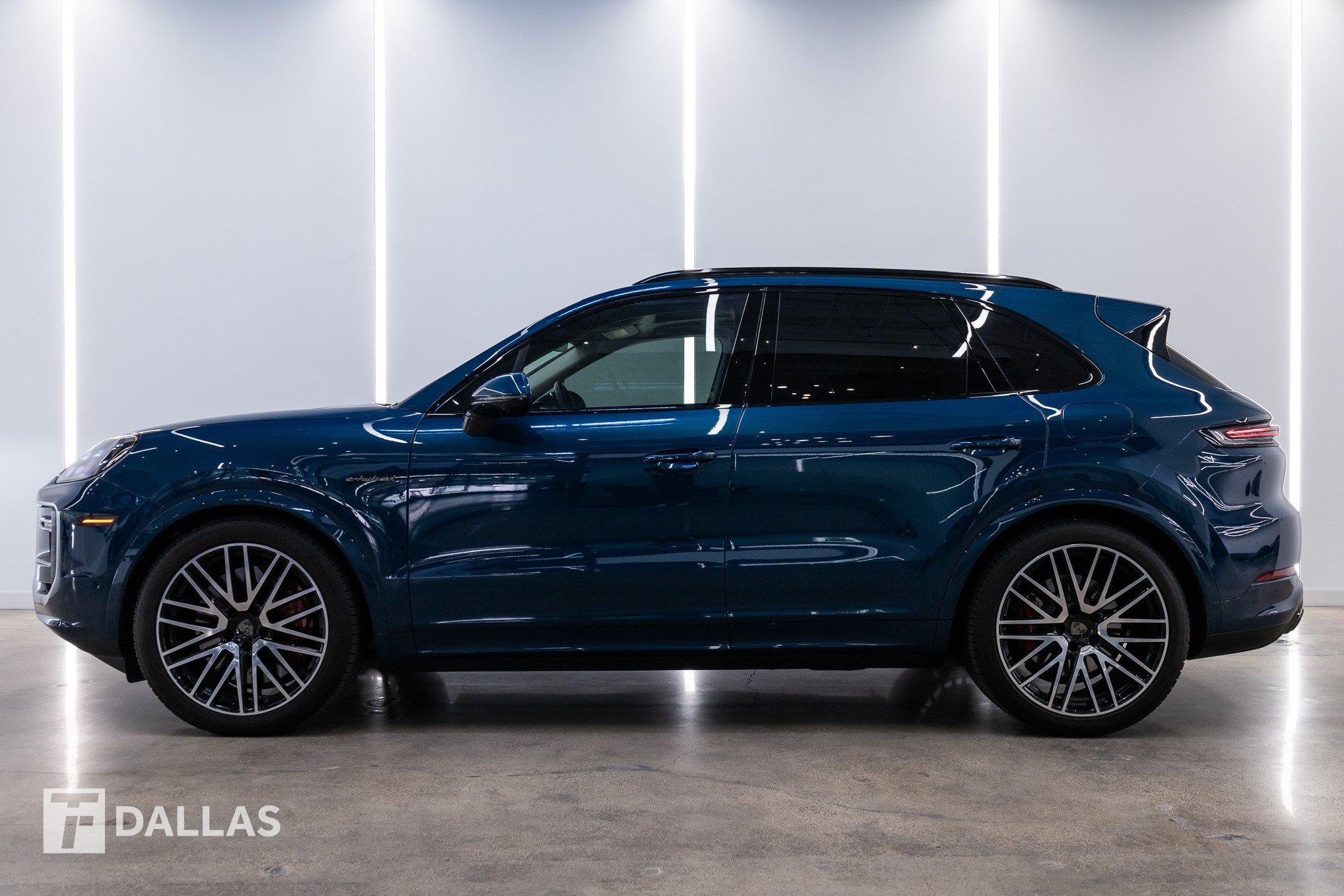 Used 2025 Porsche Cayenne Turbo AWD/4WD image 1