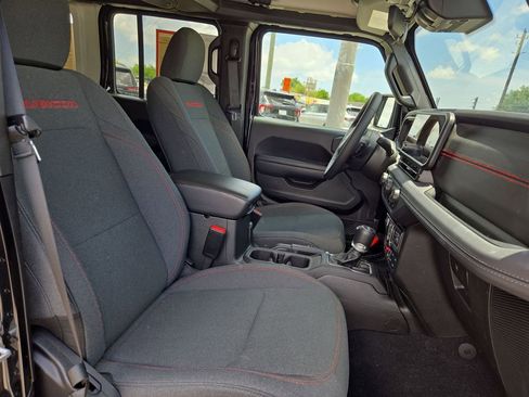 Used 2025 Jeep Wrangler Unlimited Rubicon AWD/4WD image 30