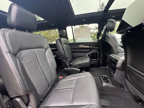 Used 2022 Jeep Wagoneer Series III w/ Premium Group I AWD/4WD image 40