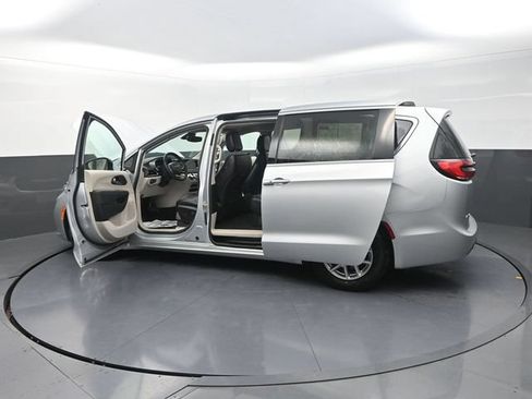 Used 2023 Chrysler Pacifica Touring-L FWD image 34