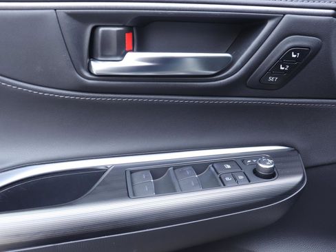 Used 2021 Toyota Venza Limited image 23