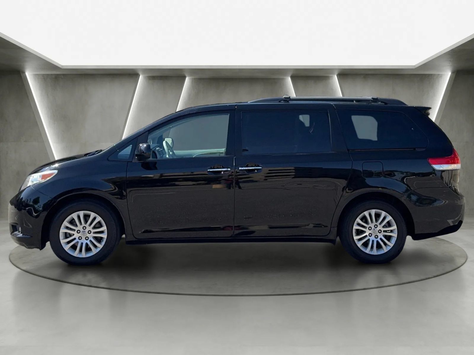 Used 2011 Toyota Sienna XLE w/ Premium Pkg FWD image 6