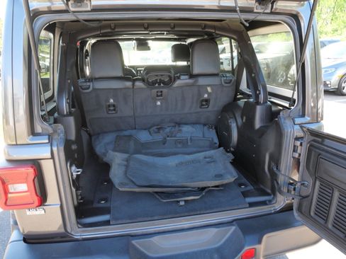 Used 2019 Jeep Wrangler Unlimited Sahara w/ Quick Order Package 24M Moab AWD/4WD image 18