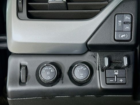 Used 2018 Chevrolet Tahoe LT w/ LT Signature Package image 17