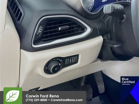 Used 2023 Chrysler Pacifica Touring-L FWD image 13