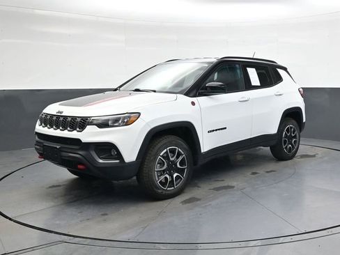 Used 2024 Jeep Compass Trailhawk image 9