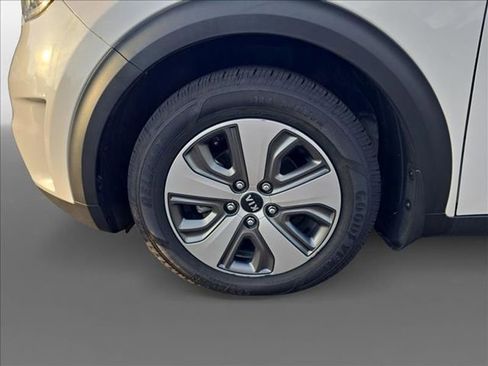 Used 2019 Kia Niro LX image 9