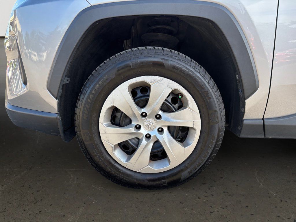 Used 2021 Toyota RAV4 LE FWD image 10
