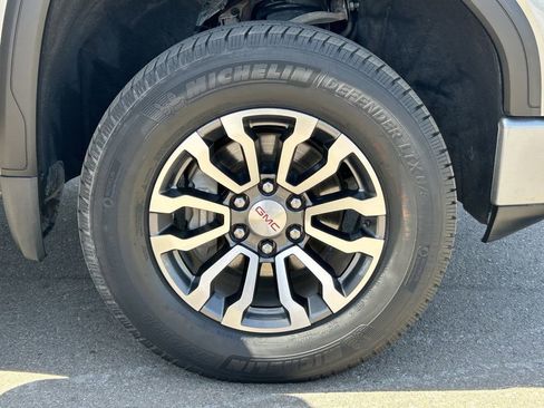 Used 2021 GMC Sierra 1500 AT4 w/ Technology Package image 9