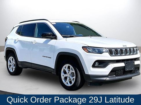 Used 2024 Jeep Compass Latitude AWD/4WD image 2