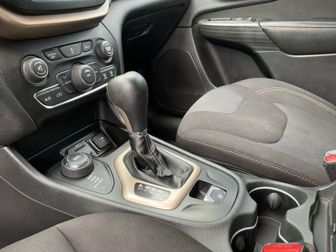 Used 2015 Jeep Cherokee Latitude w/ Cold Weather Group AWD/4WD image 30