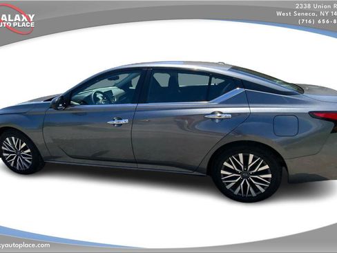 Used 2024 Nissan Altima 2.5 SV FWD image 8