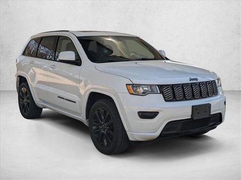 Used 2018 Jeep Grand Cherokee Altitude image 3