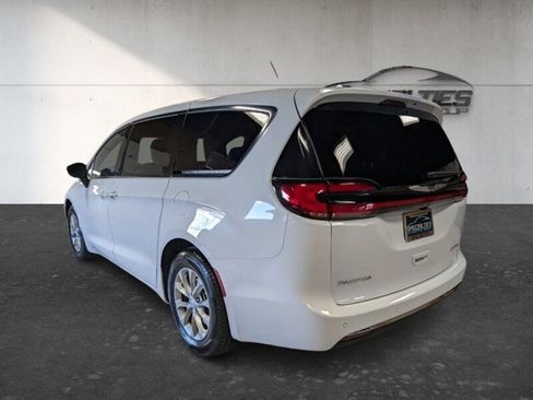 Used 2026 Chrysler Pacifica Limited FWD image 8