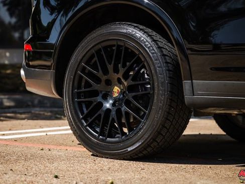 Used 2018 Porsche Cayenne Platinum Edition image 38