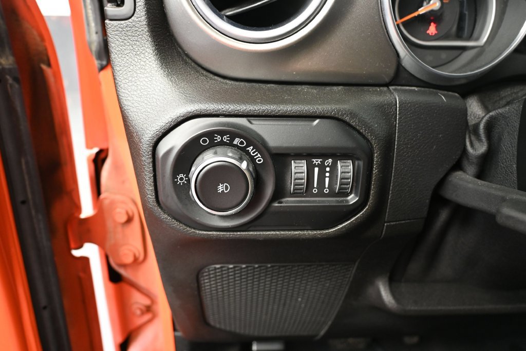 Used 2018 Jeep Wrangler Unlimited Sahara w/ Dual Top Group AWD/4WD image 23