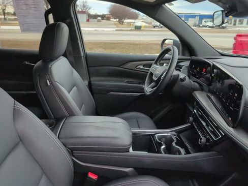 Used 2025 Chevrolet Traverse LT image 34