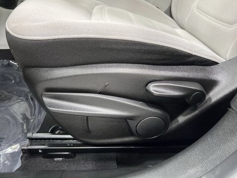 Used 2018 Jeep Renegade Latitude AWD/4WD image 12