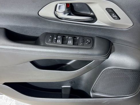 Used 2025 Chrysler Pacifica Select image 15