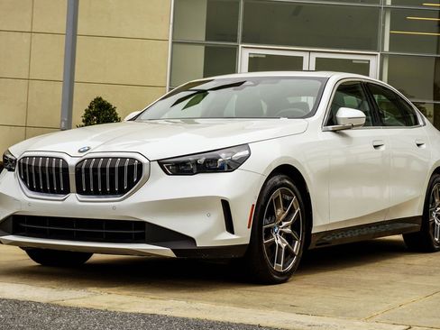 Used 2026 BMW 530i xDrive w/ Premium Package AWD/4WD image 8