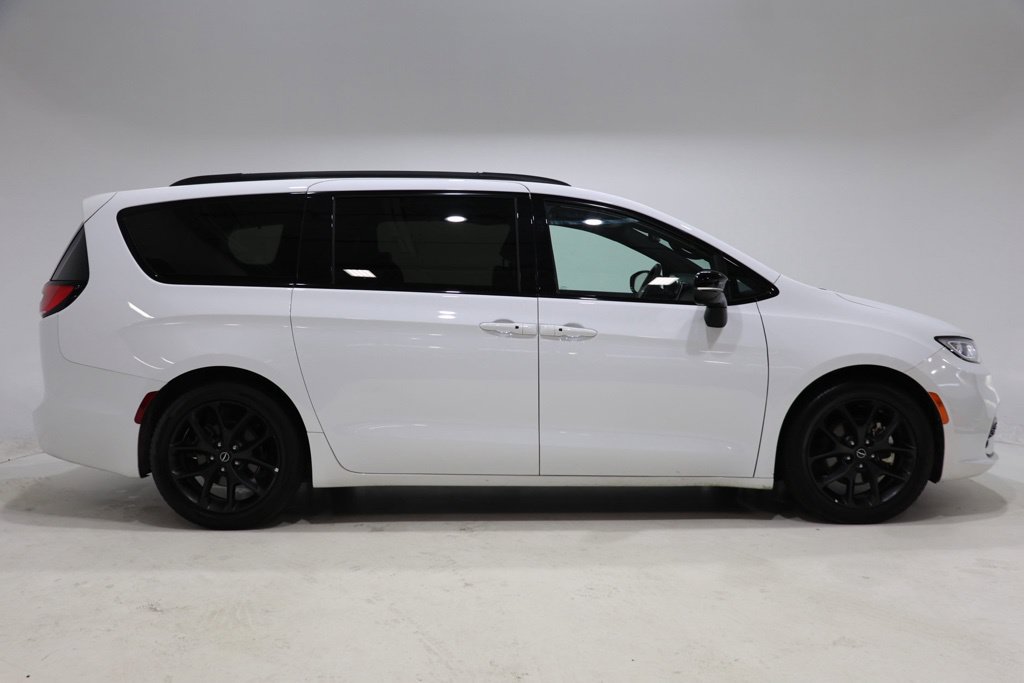 Used 2025 Chrysler Pacifica Limited FWD image 8