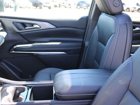 Used 2025 Chevrolet Traverse LT w/ Sun and Wheel Package image 25