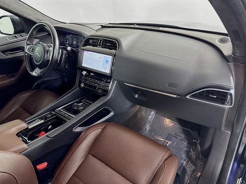 Used 2019 Jaguar F-PACE S image 32