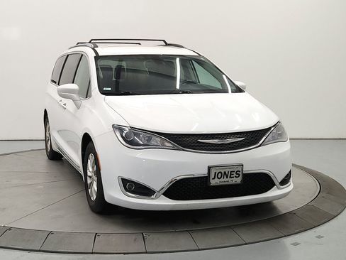 Used 2019 Chrysler Pacifica Touring-L FWD image 3