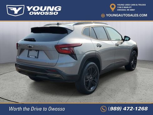Used 2025 Chevrolet Trax ACTIV w/ Sunroof Package FWD image 3
