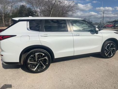 Used 2024 Mitsubishi Outlander SE image 9