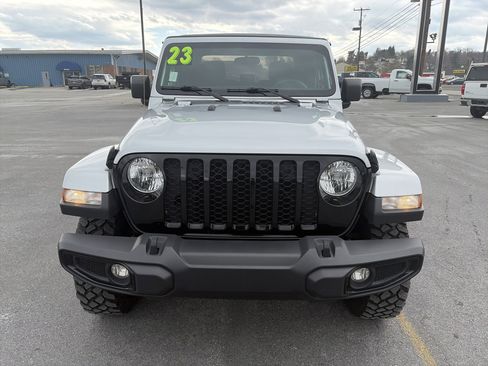 Used 2023 Jeep Gladiator Willys image 9