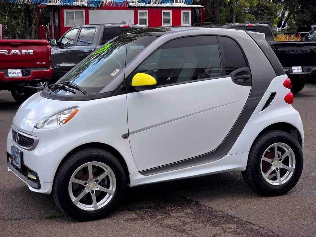 Used 2014 smart fortwo passion RWD image 28